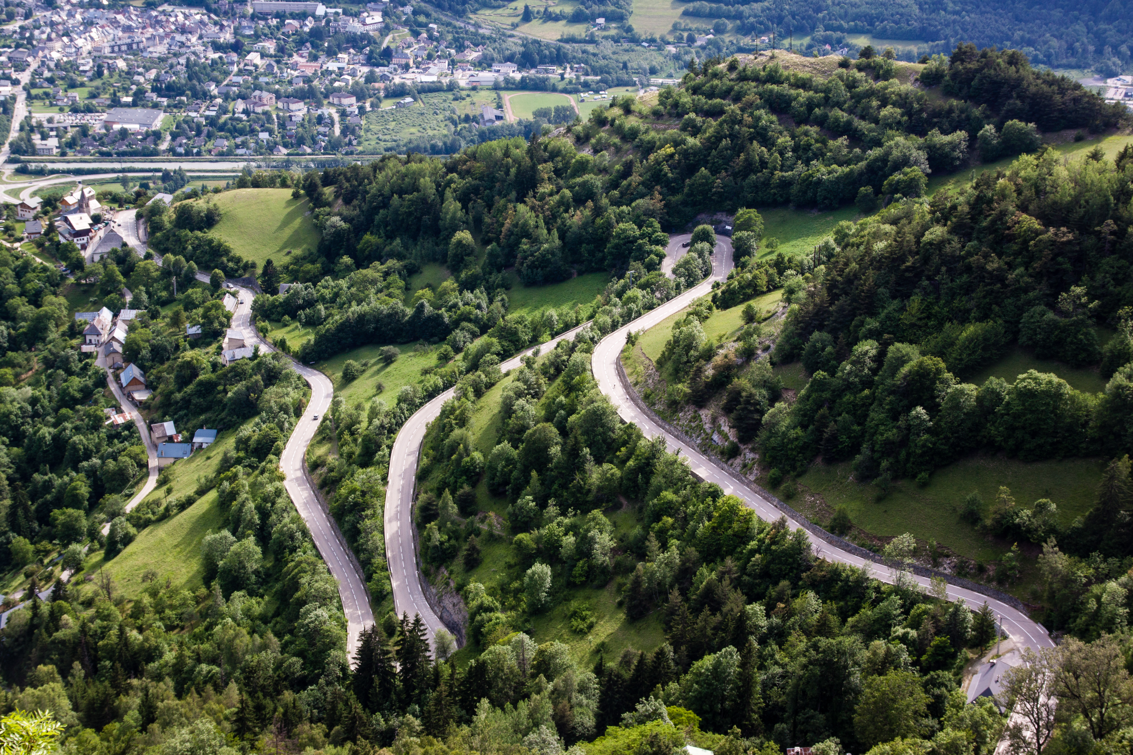 De bergweg met haarspeldbochten naar Alpe d’Huez